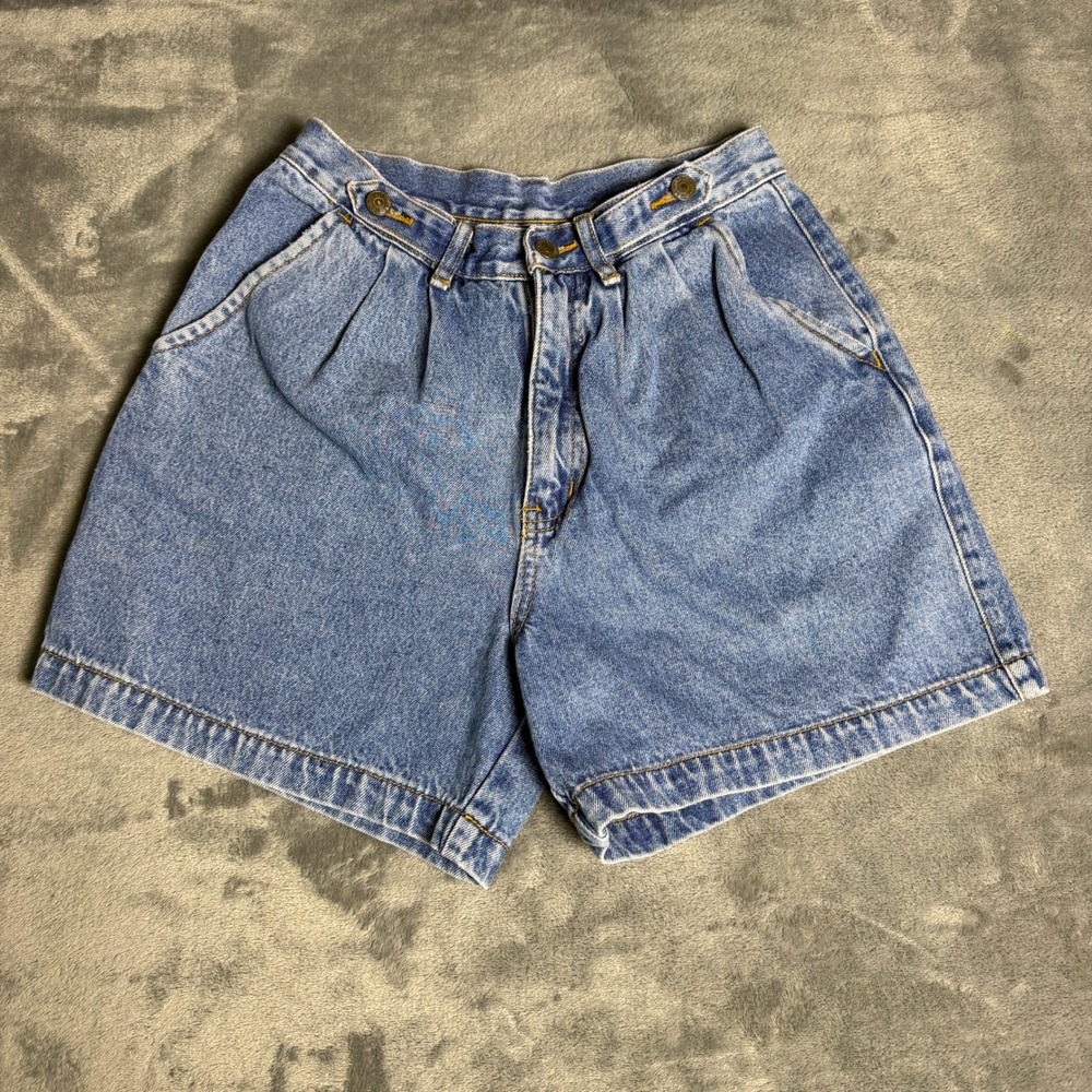 Bill Blass Vintage 90s Size 8 High Waisted Pleated Denim Shorts Medium Wash Blue